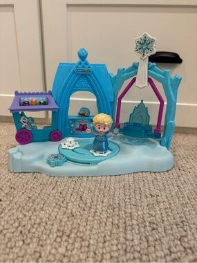 Fisher-Price Little People Frozen Playset With Elsa Doll.